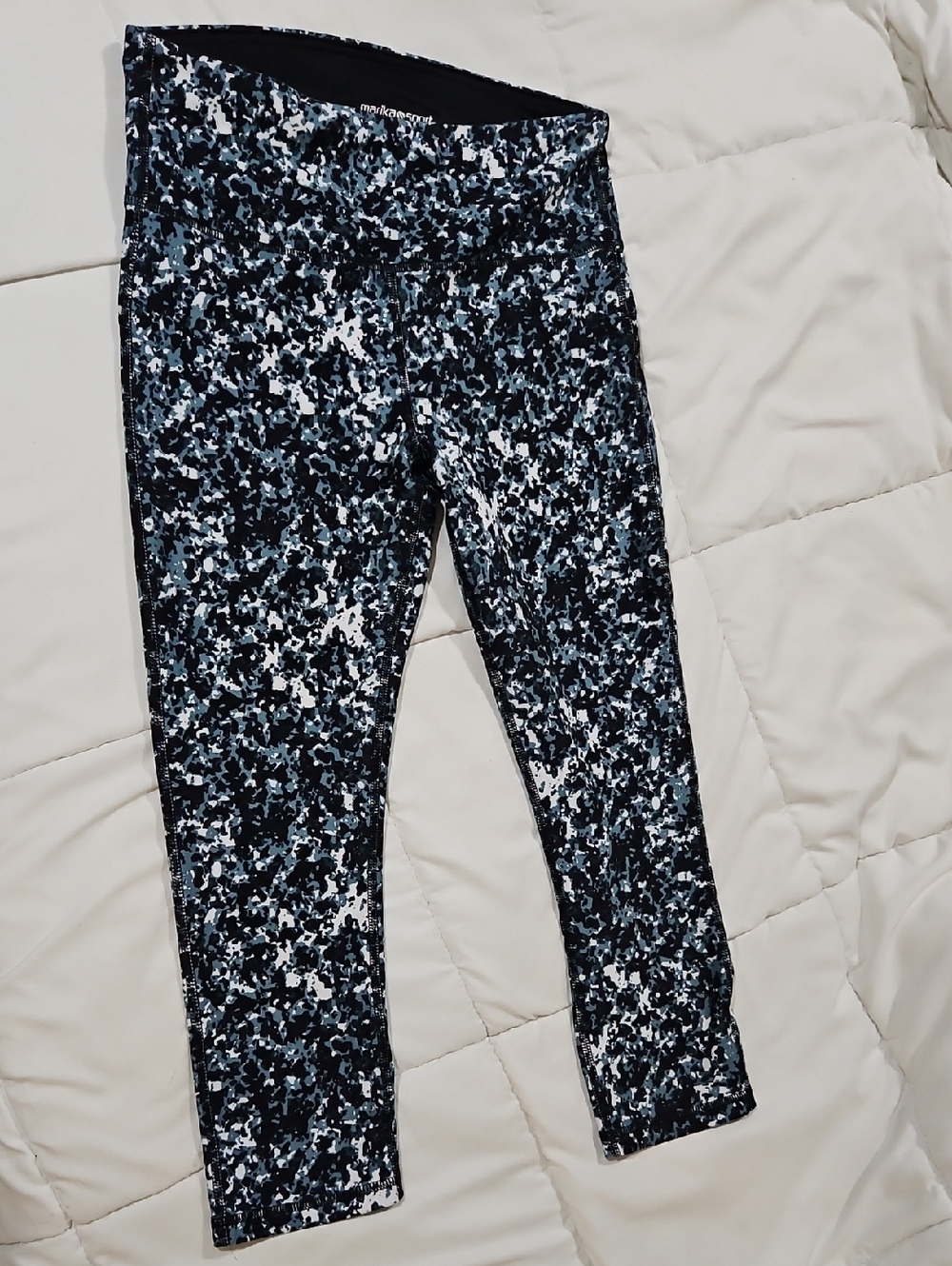 Marika Black & White Speckle Capris Size Medium